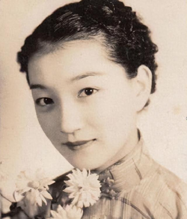 开云中国-1965年陆小曼病世,翁瑞午的长女见四下无人,迅速解开她的衣扣